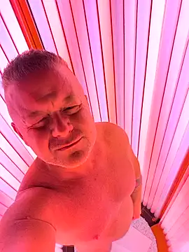 Snapshot of swingr chatting on 12.04.25 swingr online show from 12.04.25