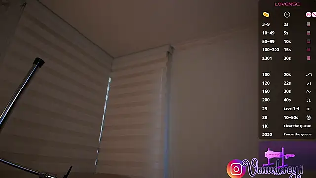 Snapshot of venusleroy_ chatting on 11.15.25 venusleroy online show from 11.15.25