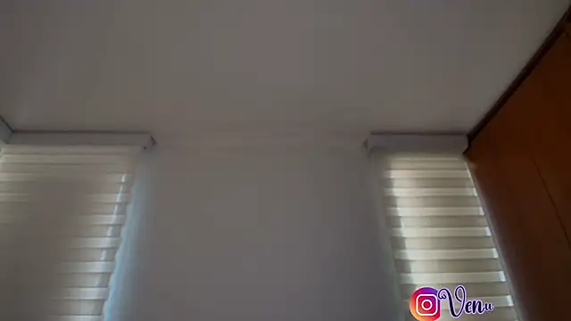 Snapshot of venusleroy_ chatting on 11.23.25 venusleroy online show from 11.23.25