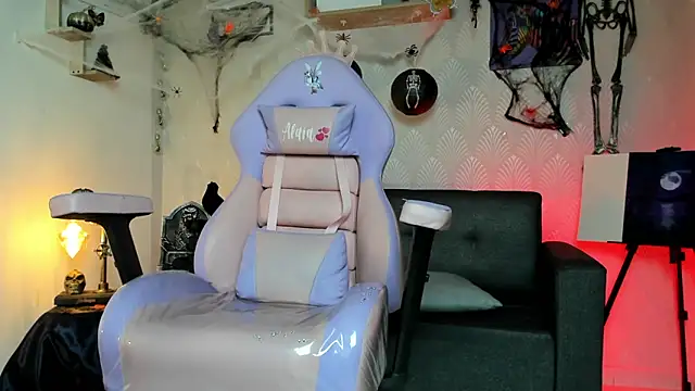 Alaia Love77 online show from 10.31.25