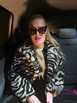 Snapshot of Sissy-Bee chatting on 12.07.24 Sissy-Bee online show from 12.07.24