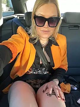 Snapshot of Sissy-Bee chatting on 01.19.25 Sissy-Bee online show from 01.19.25