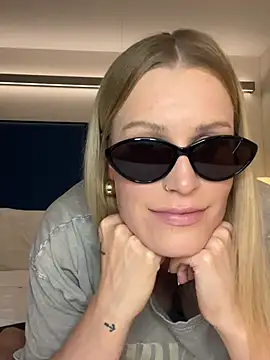 Snapshot of Sissy-Bee chatting on 02.12.25 Sissy-Bee online show from 02.12.25