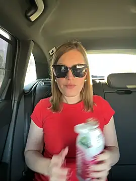 Snapshot of Sissy-Bee chatting on 03.22.25 Sissy-Bee online show from 03.22.25