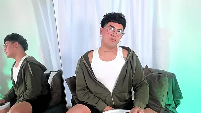 Snapshot of MatheoVelez chatting on 12.09.24 MatheoVelez online show from 12.09.24