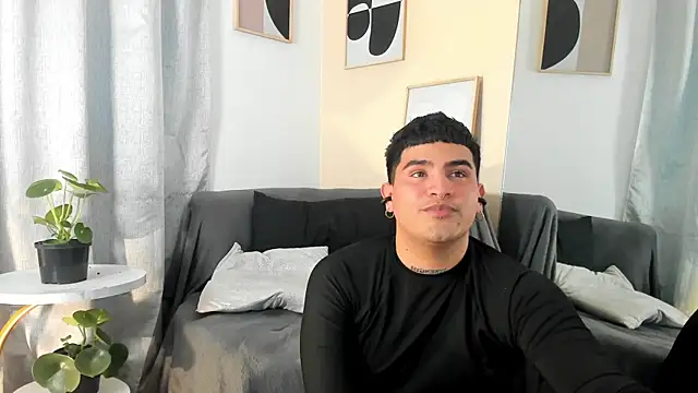 Snapshot of MatheoVelez chatting on 01.25.25 MatheoVelez online show from 01.25.25