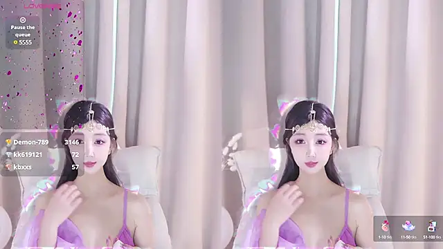 Snapshot of UUKiss_ chatting on 01.08.25 UUKiss online show from 01.08.25