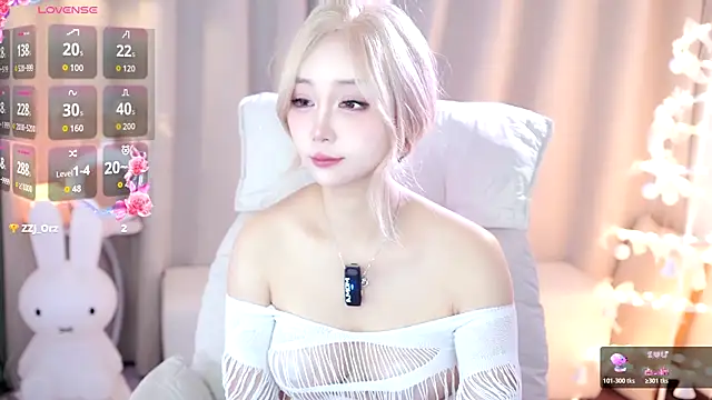 Snapshot of UUKiss_ chatting on 10.23.25 UUKiss online show from 10.23.25