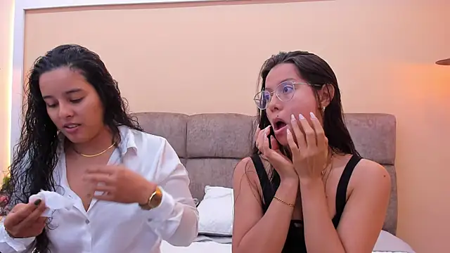 Snapshot of Dilan_y_Mia chatting on 12.21.24 Dilan y Mia online show from 12.21.24