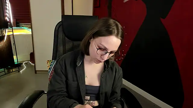 Snapshot of AphexQueen chatting on 03.08.25 AphexQueen online show from 03.08.25