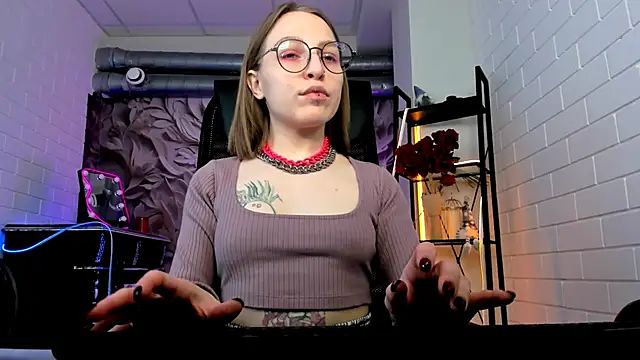 Snapshot of AphexQueen chatting on 03.17.25 AphexQueen online show from 03.17.25