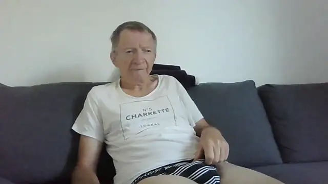 Snapshot of naturiste974 chatting on 06.18.26 naturiste974 online show from 06.18.26