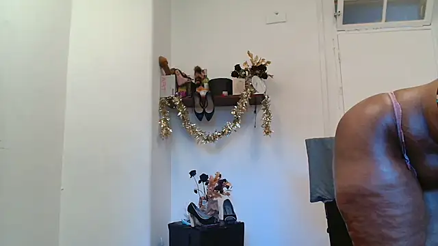 Snapshot of xTALLSEXYBUMx chatting on 11.19.25 xTALLSEXYBUMx online show from 11.19.25