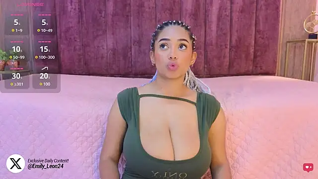 Snapshot of Emy_leon chatting on 01.12.25 Emy leon online show from 01.12.25