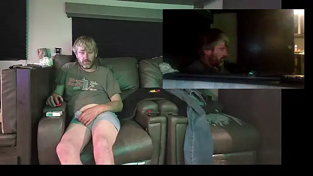 Snapshot of Cobra500hp chatting on 12.21.25 Cobra500hp online show from 12.21.25