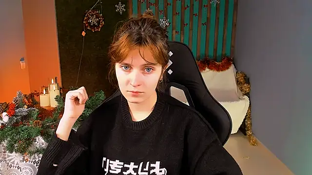 Snapshot of LolaAsmus chatting on 12.18.25 LolaAsmus online show from 12.18.25