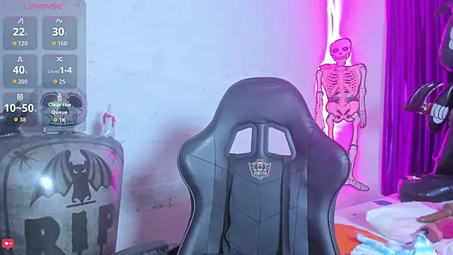 Snapshot of jonson- chatting on 10.30.25 jonson- online show from 10.30.25