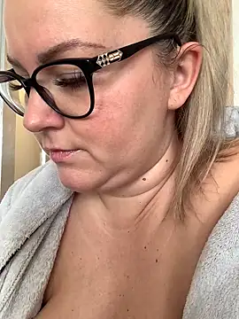 Snapshot of queenpeachi chatting on 12.18.24 queenpeachi online show from 12.18.24