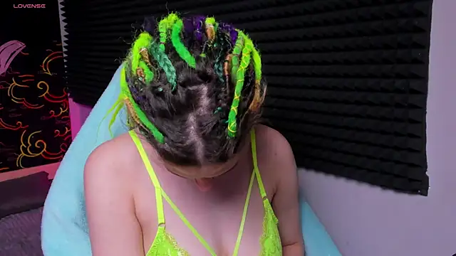 KIKI Krash online show from 11.18.25