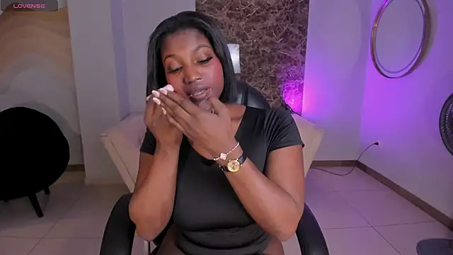 Snapshot of SavannahStorm chatting on 11.30.25 SavannahStorm online show from 11.30.25