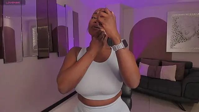 Snapshot of SavannahStorm chatting on 12.03.25 SavannahStorm online show from 12.03.25