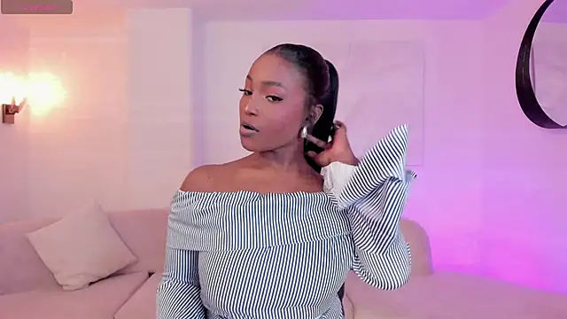 Snapshot of SavannahStorm chatting on 12.05.25 SavannahStorm online show from 12.05.25