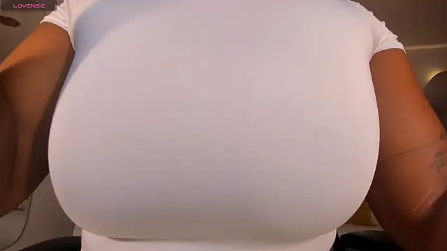 Snapshot of SavannahStorm chatting on 12.17.25 SavannahStorm online show from 12.17.25