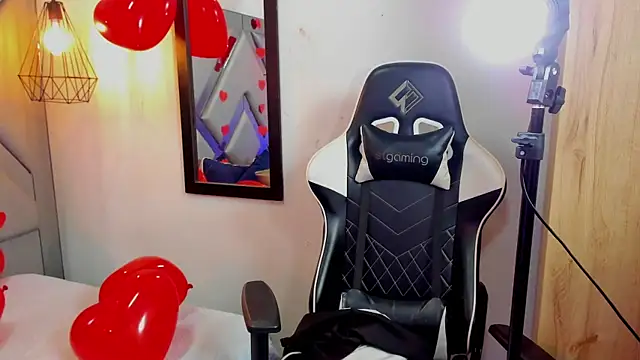 Nahomi-Hill online show from 02.15.25