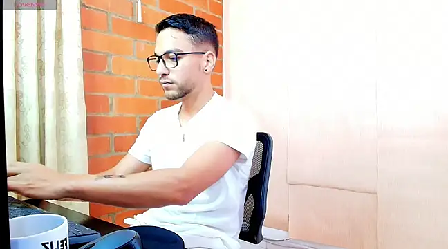 Snapshot of Leandro_valenzuela chatting on 03.11.25 Leandro valenzuela online show from 03.11.25