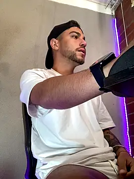 Snapshot of Leandro_valenzuela chatting on 10.22.25 Leandro valenzuela online show from 10.22.25