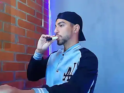 Snapshot of Leandro_valenzuela chatting on 10.26.25 Leandro valenzuela online show from 10.26.25