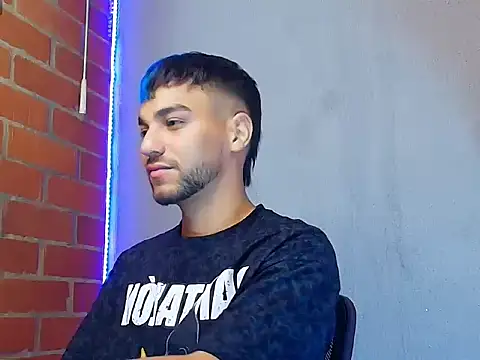 Snapshot of Leandro_valenzuela chatting on 11.14.25 Leandro valenzuela online show from 11.14.25