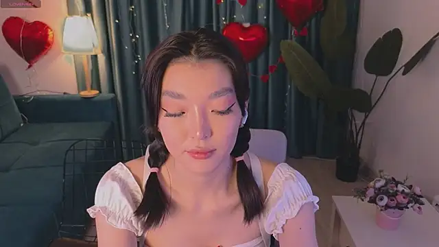 Snapshot of AudreyMell chatting on 02.15.25 AudreyMell online show from 02.15.25