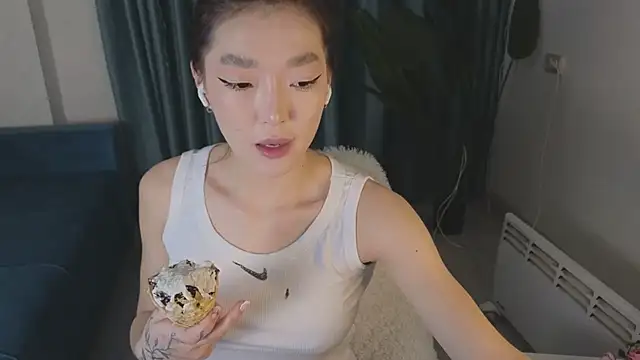 Snapshot of AudreyMell chatting on 03.05.25 AudreyMell online show from 03.05.25