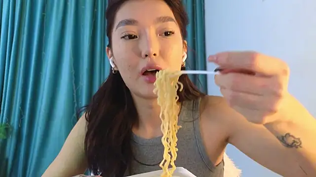 Snapshot of AudreyMell chatting on 11.10.25 AudreyMell online show from 11.10.25