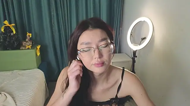 Snapshot of AudreyMell chatting on 12.14.25 AudreyMell online show from 12.14.25