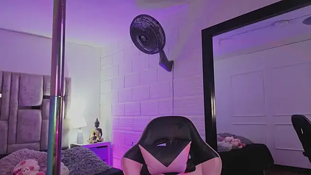 Snapshot of BonnieAnderson_ chatting on 12.13.25 BonnieAnderson online show from 12.13.25