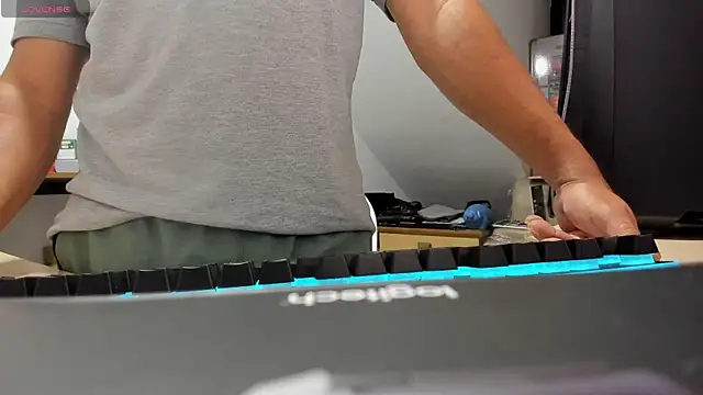 Snapshot of Jhonatan_Morales_S chatting on 10.14.25 Jhonatan Morales S online show from 10.14.25