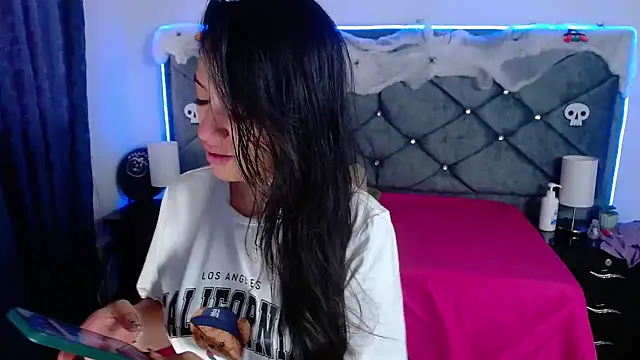 Snapshot of Julietacollins06 chatting on 10.24.25 Julietacollins06 online show from 10.24.25