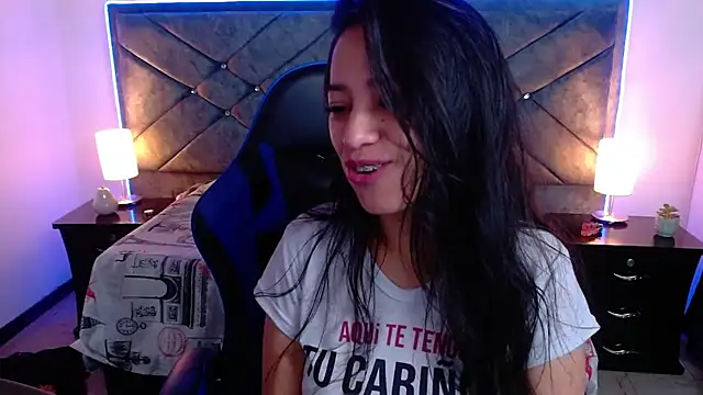 Snapshot of Julietacollins06 chatting on 11.19.25 Julietacollins06 online show from 11.19.25