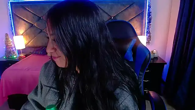 Snapshot of Julietacollins06 chatting on 12.18.25 Julietacollins06 online show from 12.18.25