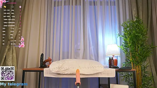 Snapshot of LynBardon chatting on 12.01.25 LynBardon online show from 12.01.25