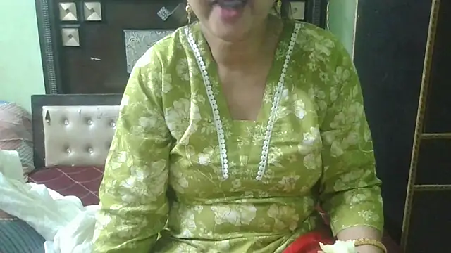 Snapshot of couplesuni chatting on 10.24.25 couplesuni online show from 10.24.25