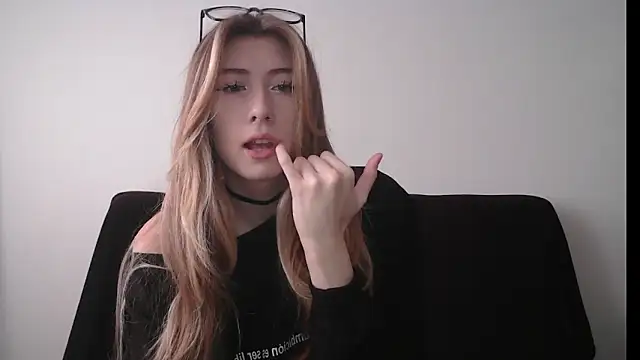 ErikaShyy online show from 10.17.25