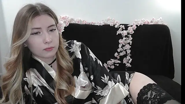 Snapshot of ErikaShyy chatting on 04.22.26 ErikaShyy online show from 04.22.26