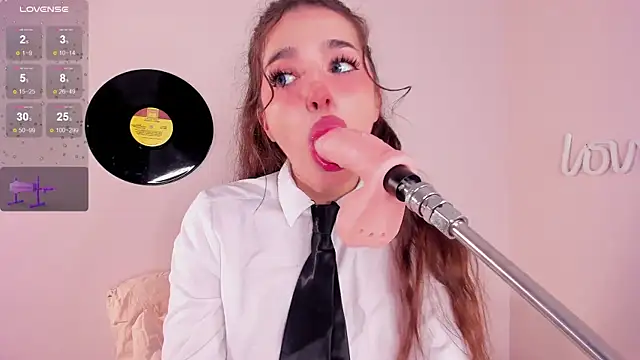 Snapshot of LosAlicee chatting on 10.22.25 LosAlicee online show from 10.22.25