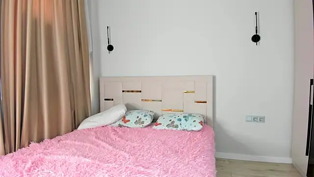 Lola Peach online show from 10.24.25