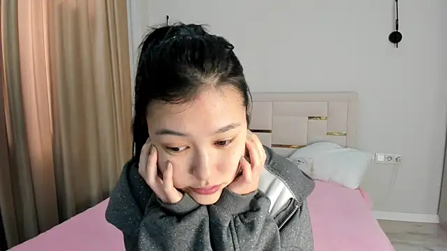 Lola Peach online show from 04.17.26