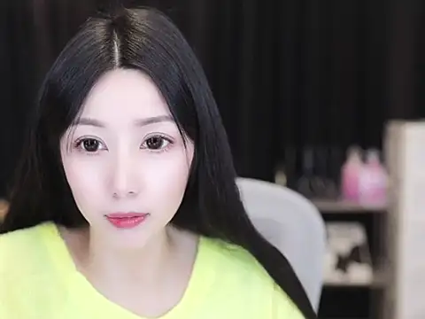 Snapshot of Nuyoah-77 chatting on 11.15.25 Nuyoah-77 online show from 11.15.25