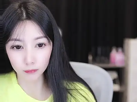 Snapshot of Nuyoah-77 chatting on 11.16.25 Nuyoah-77 online show from 11.16.25